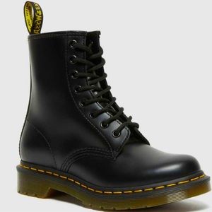 DR. MARTENS 1460 WOMEN’S SMOOTH LEATHER LACE UP BOOTS